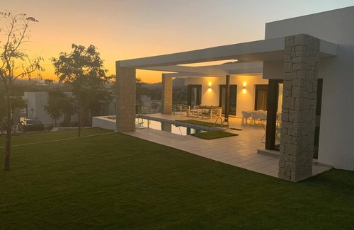 Javea House | Elegant Villa in Jávea with Private Pool & Spa Amenities