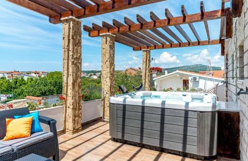 Rogoznica Villa | Elegant Villa in Rogoznica with Pool & Pet Friendly Amenities