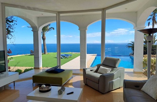 La Parata Villa | Celebrity-Favored Villa with Oceanfront Views & Spa