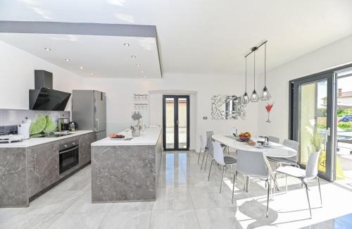 Kras Villa | Elegant Villa Ivy: 5-Star Retreat with Pool & Pet Friendly