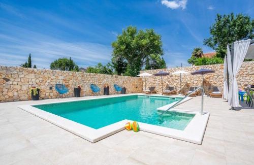 Kras Villa | Elegant Villa Ivy: 5-Star Retreat with Pool & Pet Friendly