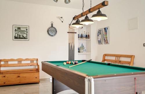 Kras Villa | Elegant Villa Ivy: 5-Star Retreat with Pool & Pet Friendly