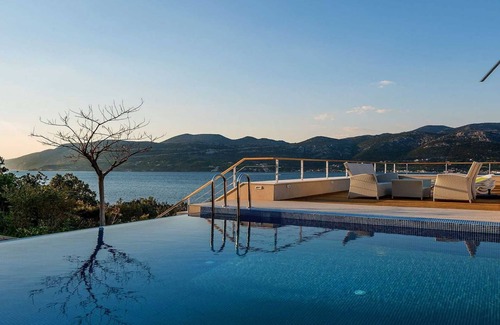Cove Tri Zala (Zrnovo) Villa | Indulge at Villa Luna, Korčula: Pool & Spa Retreat