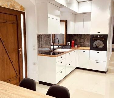 Nipidhitos Apartment | Elegant Villa Nipiditos: Oceanfront Retreat with Hot Tub