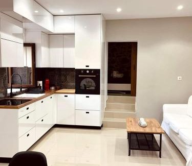 Nipidhitos Apartment | Elegant Villa Nipiditos: Oceanfront Retreat with Hot Tub