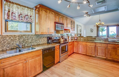 Freeport House | Beachfront Villa with Pool & Ocean Views - Rated 10/10