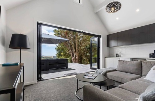 Mangawhai Villa | Romantic Villa Retreat with Breathtaking Views & Kitchen