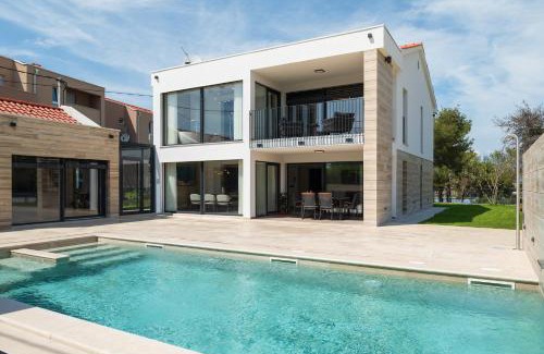 Nin Villa | Elegant Villa Salt & Stone with Spa and Ocean Views