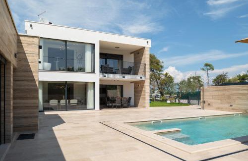 Nin Villa | Elegant Villa Salt & Stone with Spa and Ocean Views