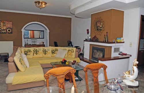 Vathi Apartment | Exclusive Villa Samos: Top-Rated with Hot Tub & Family Friendly