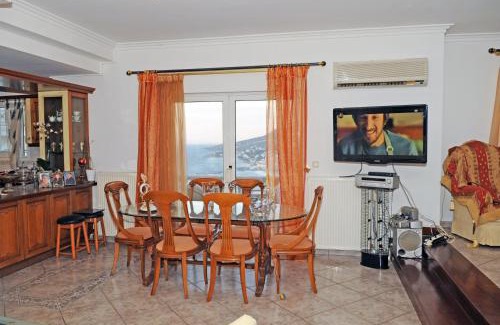 Vathi Apartment | Exclusive Villa Samos: Top-Rated with Hot Tub & Family Friendly