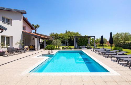 Mihotici Villa | Elegant Villa Sušanj: 5-Star Retreat with Pool & Hot Tub