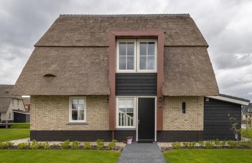 Delfstrahuizen Villa | Serene Villa with Sauna by Tjeukemeer - Family & Pet Friendly
