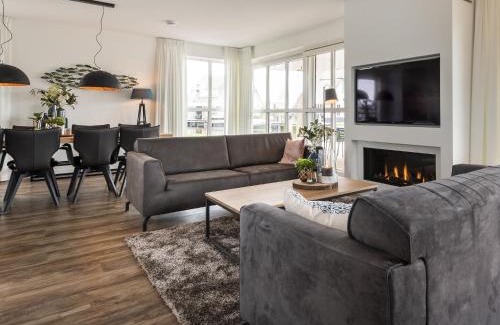 Delfstrahuizen Villa | Serene Villa with Sauna by Tjeukemeer - Family & Pet Friendly