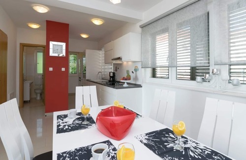 Novigrad House | Exquisite Villa with Pool and Ocean Views in Novigrad
