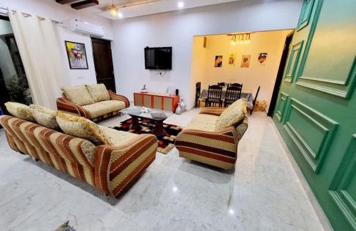 Kalka Villa | Elegant Villa at RnR Manor with Free Breakfast & Pet Friendly