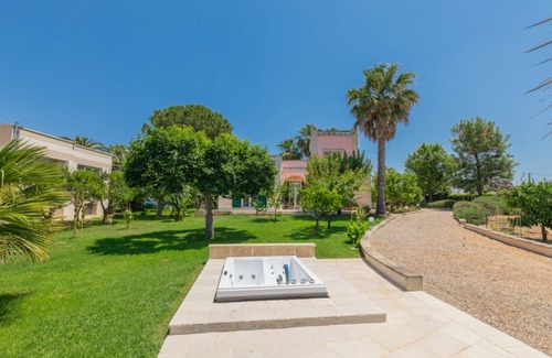 Cutrofiano Villa | Luxury villa with garden and heated swimming pool, in the Salento hinterland.