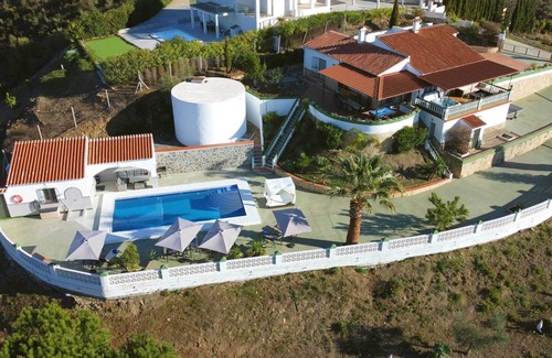 Sayalonga Villa | Elegant Villa with Pool, Jacuzzi & Breathtaking Ocean Views