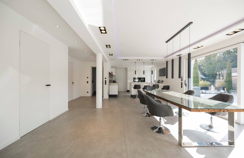 Industriebezirk Villa | Elegant 6-Bedroom Villa with Private Pool and Spa Retreat
