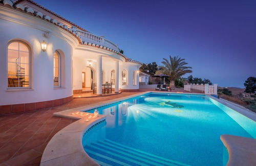 Sayalonga Villa | Escape to a Private Pool Villa Surrounded by Nature