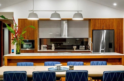Airlie Beach House | Explore Aqua at Yangaro: Family-Friendly with Parking