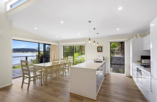 Pretty Beach Central Coast House | Experience Araluen Waterfront Getaway: Spa & Breakfast Included