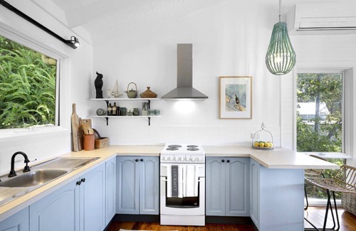 Wagstaffe House | Relax at Bouddi Bungalow with Spa & Breakfast in Wagstaffe
