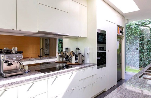 Malvern House | Experience Ethel St: Pet-Friendly with Parking & Spa