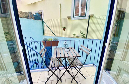Sao Sebastiao da Pedreira House | Elegant Vintage Apartment in City Center with Spa & Breakfast