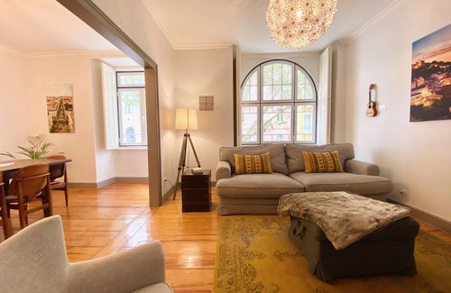 Sao Sebastiao da Pedreira House | Elegant Vintage Apartment in City Center with Spa & Breakfast