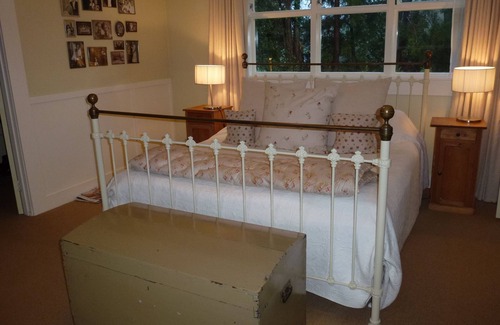 Hamurana Bed & Breakfast | Vintage Retreat with Kitchen in Prime Location Awaits!