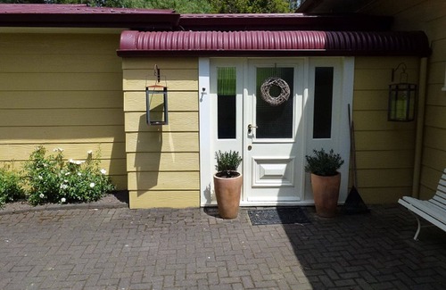 Hamurana Bed & Breakfast | Vintage Retreat with Kitchen in Prime Location Awaits!