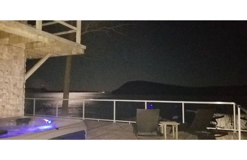 Dufferin Apartment | Idyllic Retreat with Hot Tub, Fire Pit & Scenic Kayaks