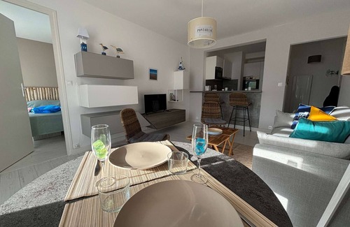 Pontaillac Apartment | Cozy Oceanfront Apartment Royan for 4 with Spa Access