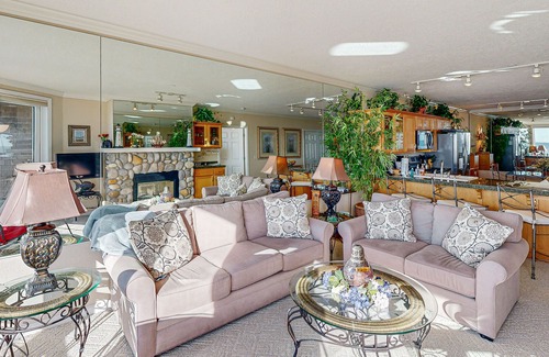 Depoe Bay Condo | Incredible Waterfront Condo with Pool and Ocean Views