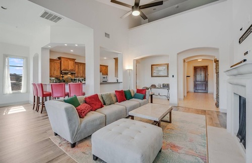 Lakeway Condo | Inviting Waterfront Condo with Pet-Friendly Amenities