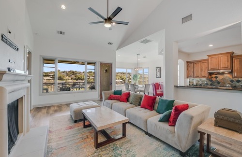 Lakeway Condo | Inviting Waterfront Condo with Pet-Friendly Amenities