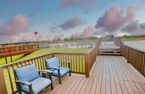 Freeport Villa | Family & Pet-Friendly Waterfront Haven Near Surfside Beach