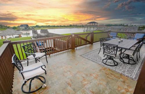 Freeport Villa | Family & Pet-Friendly Waterfront Haven Near Surfside Beach