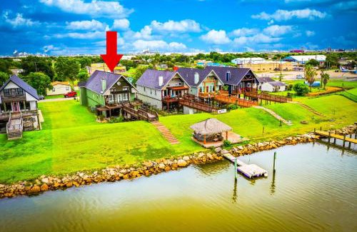 Freeport Villa | Family & Pet-Friendly Waterfront Haven Near Surfside Beach