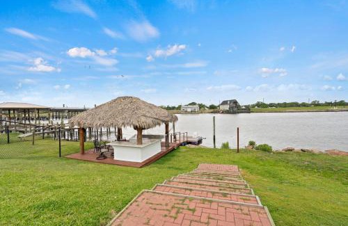 Freeport Villa | Family & Pet-Friendly Waterfront Haven Near Surfside Beach