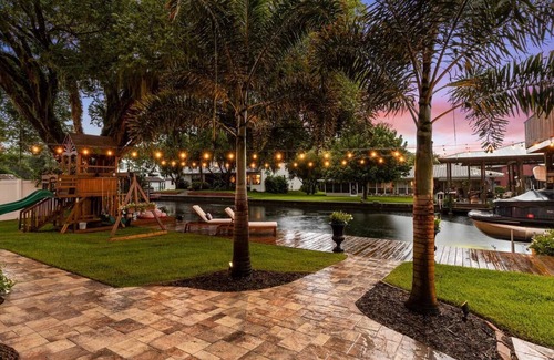 Homosassa House | Serene Waterfront Pool Home with Spa & Deep Water Access
