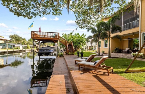 Homosassa House | Serene Waterfront Pool Home with Spa & Deep Water Access