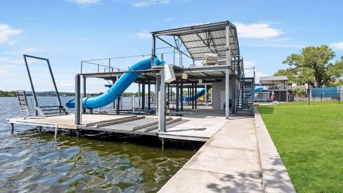 Kingsland House | Delightful Waterfront Retreat with Pool and Boat Slips