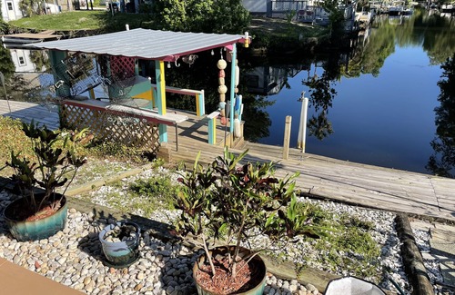 Weeki Wachee Gardens House | Waterfront King & Queen Suites with Kayaks and Ocean Views