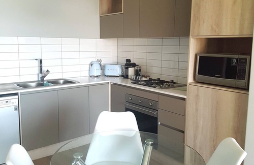 Century City Apartment | Guest Rated 10/10: Waters Edge Apartment in Century City