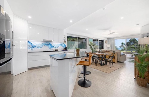 Pialba Apartment | Oceanfront Waves: Family-Friendly Hotel with Pool & Hot Tub