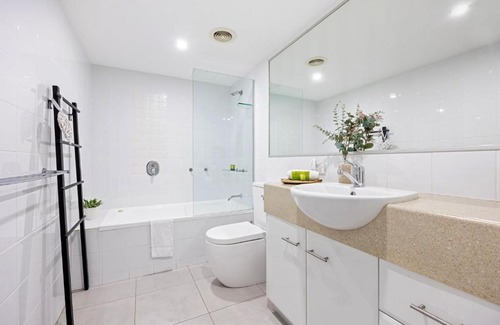 Pialba Apartment | Oceanfront Waves: Family-Friendly Hotel with Pool & Hot Tub