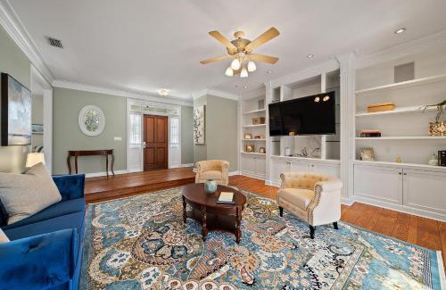 Wellington Villa | Elegant Poolside Wellington Home, Pet-Friendly & Family-Oriented