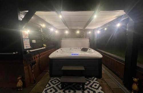 Skegness Villa | Exceptional Woodland Retreat with Hot Tub, Guest Rated 9.6